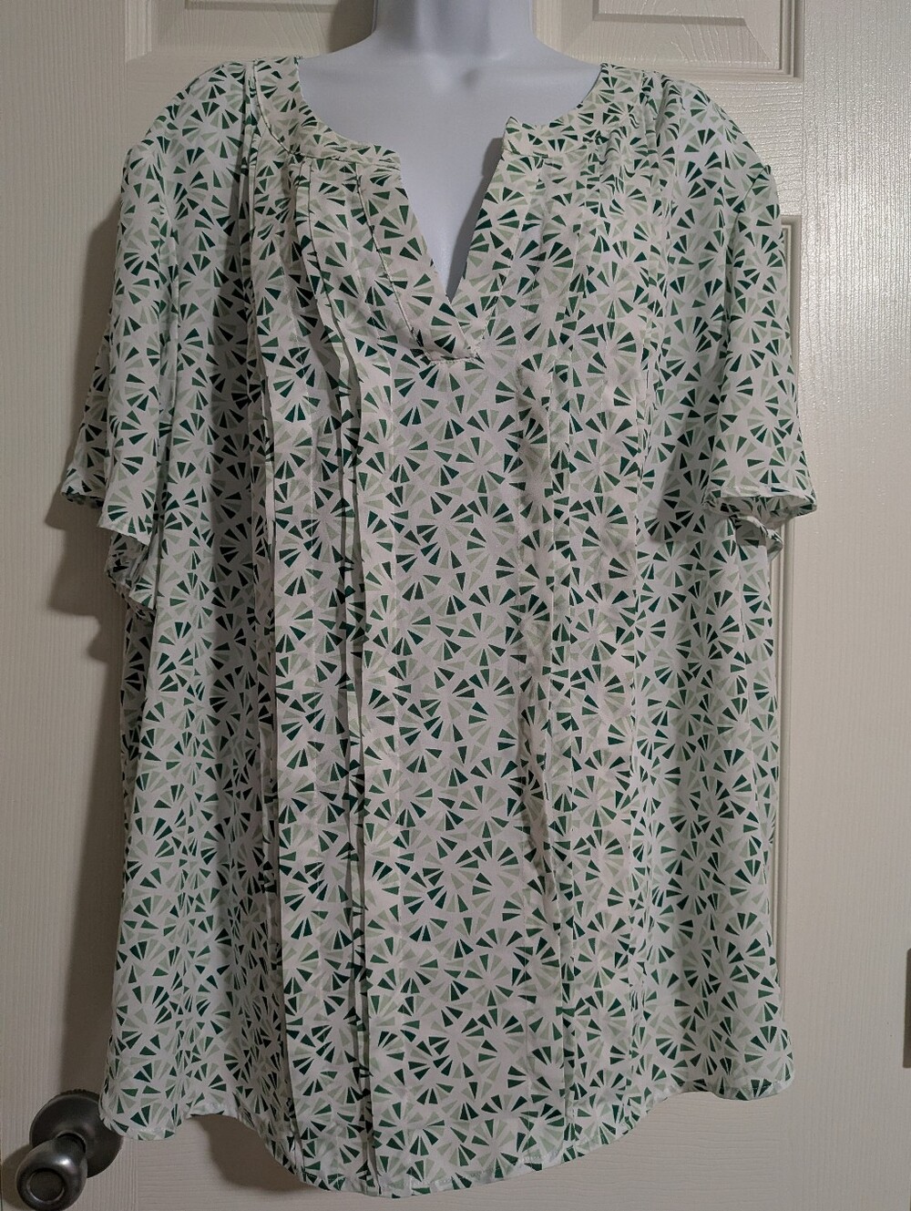 NWT Liz Claire 3X White Geo V Neck Blouse